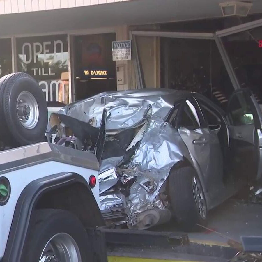 crashes into Pembroke Park shopping